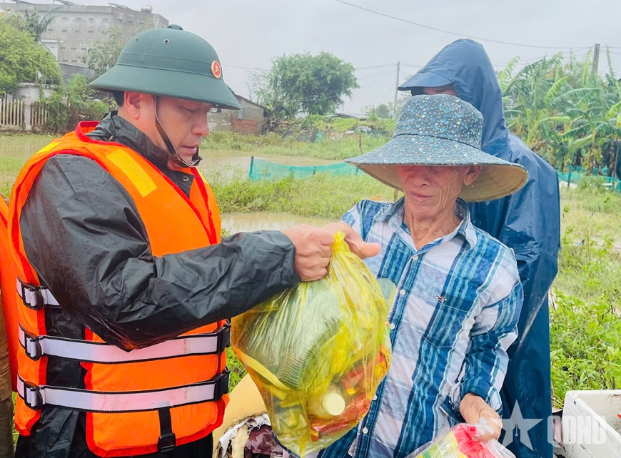Thượng tướng Trương Thiên Tô: Không được để người dân thiếu đói, thiếu nước uống, thiếu chỗ ngủ